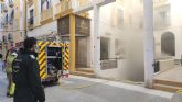 Efectivos de Polica Local y Bomberos de Lorca extinguen un pequeño incendio que se ha producido en un vehculo estacionado en un garaje de la calle Murillo