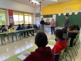 La ex presidenta regional Ma Antonia Martínez explica la Constitución al alumnado del colegio Vista Alegre