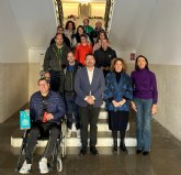 Usuarios de Nueva Fundacin Los Albares obsequian tarjetas de Navidad a los miembros de la Corporacin Municipal