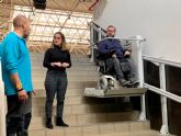 La Concejala de Deportes coloca una plataforma elevadora en el C.D Felipe VI para mejorar la accesibilidad de esta instalacin