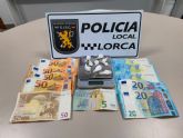 La Policía Local de Lorca detiene a una persona, con numerosos antecedentes, por un presunto delito contra la Salud Pública tras intervenirle ocho papelinas de cocaína en su ropa interior