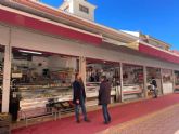 El Ayuntamiento de Lorca instala toldos impermeables en los puestos de venta de la Plaza de las Hortalizas del barrio de San Cristbal