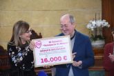 El colectivo 'Calasparra se Mueve' hace entrega de un cheque solidario de 16.000 euros a la Unidad de Investigación Oncológica del Hospital General Universitario Morales Meseguer
