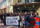 Ana Belén Martínez recibe a los alumnos participantes en la 'Marcha por la Igualdad' del IES Ramón y Cajal