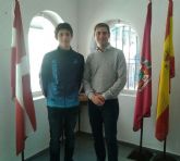 El concejal de Deportes felicita al joven nadador cartagenero Alejandro Puebla
