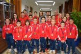 La alcaldesa recibe a los integrantes del Club Kárate tras los éxitos cosechados en el Campeonato Regional Infantil y Senior