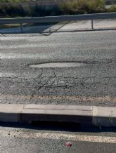 Baches y abandono: la carretera de El Palmar a San Gins se convierte en un peligro para conductores y peatones