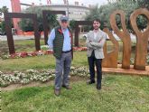 Un 'prtico de primavera' da la bienvenida a la ciudad en su entrada por la rotonda de la Avenida Ciudad de Almera