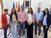 El Ayuntamiento recibe a dos alumnas del IES Europa distinguidas con prestigiosas becas educativas
