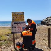 Colocan carteles informativos con las medidas sanitarias establecidas para evitar contagios por coronavirus en las playas de Puntas de Calnegre