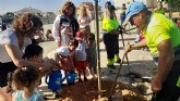 La plantacin de nuevos rboles en el CEIP Severo Ochoa contribuir a crear ms sombra junto a la pista deportiva