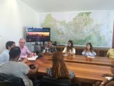 Antonio Navarro Corchón recibe a 12 jóvenes colombianos en el Ayuntamiento de Murcia