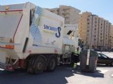 El servicio de recogida de basura se refuerza en verano con cuatro rutas más en La Manga y Santiago de la Ribera