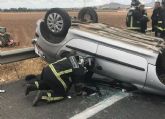Los bomberos rescatan a una mujer embarazada cuyo vehiculo habia volcado en un accidente de trafico