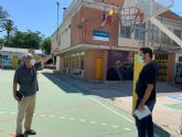 Deportes trabaja en la instalacin de una cubierta para una de las pistas polideportivas del colegio Barriomar 74