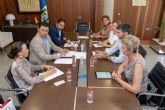 La alcaldesa reitera al consejero de Medio Ambiente la necesidad de construir balnearios en Los Urrutias, Punta Brava y Estrella de Mar