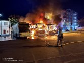 Bomberos extinguen un incendio de tres autobuses en Jumilla