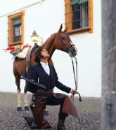El diestro de La Puebla se vistió de corto y subió a un caballo para orar ante la imagen más universal del callejero cordobés