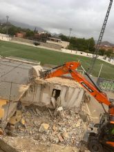 El Ayuntamiento de Blanca inicia el derribo de los vestuarios del campo de ftbol del Polideportivo Municipal