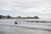 40 surfistas desafían a las olas en la playa de Bahía