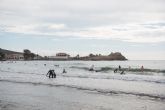 40 surfistas desafan a las olas en la playa de Baha