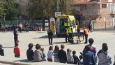 Alumnos del CEIP Tierno Galvn participan en un simulacro de evacuacin del edificio en caso de incendio