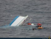 El buque auxiliar “Las Palmas” rescata a 3 personas frente a las costas de Mazarr�n