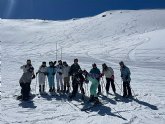 Jvenes y familias disfrutan de los deportes de invierno y diversin en un viaje organizado por la Concejala de Juventud