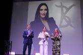 Laura Mart�nez Espinosa recibe el reconocimiento a la Mujer Pinatarense 2026