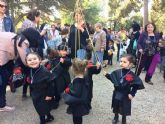 La comunidad educativa de la Escuela Municipal Infantil 'Clara Campoamor' celebra una procesin para dar la bienvenida a la Semana Santa