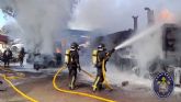 Bomberos de Cartagena emplean cuatro horas en extinguir un incendio en un desguace de la carretera de Cuesta Blanca