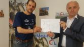 Antonio Meca presenta a Jos Antonio Llamas, responsable de la asociacin Faunasol  y del proyecto de  Ciudalor  para la creacin de un albergue de animales
