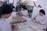 Las Hermanas Pobres de Algezares elaboran una cruz para marcar la distancia de seguridad en los templos