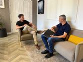 El alcalde, Jos� �ngel Alfonso, recibe la memoria de actividad de los seis primeros meses de funcionamiento del Hotel ASA Molina Plaza