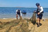 Polica Local de Cartagena retira una red de pesca sin senalizar del Mar Menor