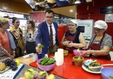 Los jvenes se ponen el delantal para cocinar los guisos tpicos de la Huerta en la plaza de Vernicas