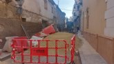 Comienzan las obras de renovación de redes y acometidas de agua potable y alcantarillado en la calle Estrecha, que luego se trasladarán a la Salvador Aledo