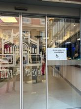 El Ayuntamiento instala seales de accesibilidad universal en las dos plazas de abastos de Alcantarilla