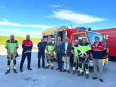 El alcalde y el consejero de Presidencia visitan el Parque de Bomberos cuya flota acaba de recibir un nuevo vehculo