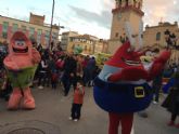 Los personajes de la televisión y el cine protagonizaron el pasacalles “Nos vamos a la Feria”, de la plaza de la Constitución al recinto ferial