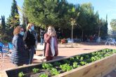 Las castañeras visitan el nuevo jardín sensorial de Aidemar para celebrar la Navidad