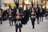 Las 17 peñas de Carnaval llenan de luz, color y música las calles de Totana con el desfile de adultos