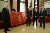 José Ballesta hace entrega de la Bandera de la Ciudad al Real Murcia