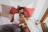 Cómo no perder la chispa del amor: las mejores posturas para dormir en pareja