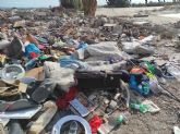 Toneladas de basuras y escombros se acumulan junto al colegio Lu�s P�rez Rueda