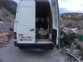 La Policia Local denuncia al conductor de un vehiculo por depositar escombros en la via publica