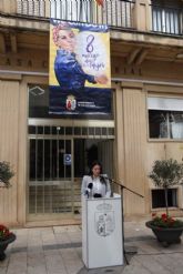 Lectura del manifiesto por el Día Internacional de la Mujer frente al Ayuntamiento de Calasparra