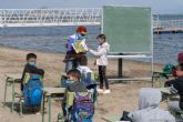Escolares de Los Nietos dan clase en la orilla del Mar Menor