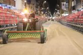 El alcalde de Lorca supervisa los trabajos de enarenado de las 800 toneladas de arena y grava que cubrirn la Avenida Juan Carlos I durante los desfiles de Semana Santa