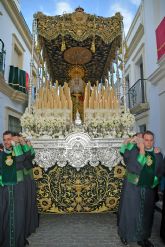 Alcalá del Río se rinde al paso de la Vera-Cruz en una tarde de emoción y fervor
